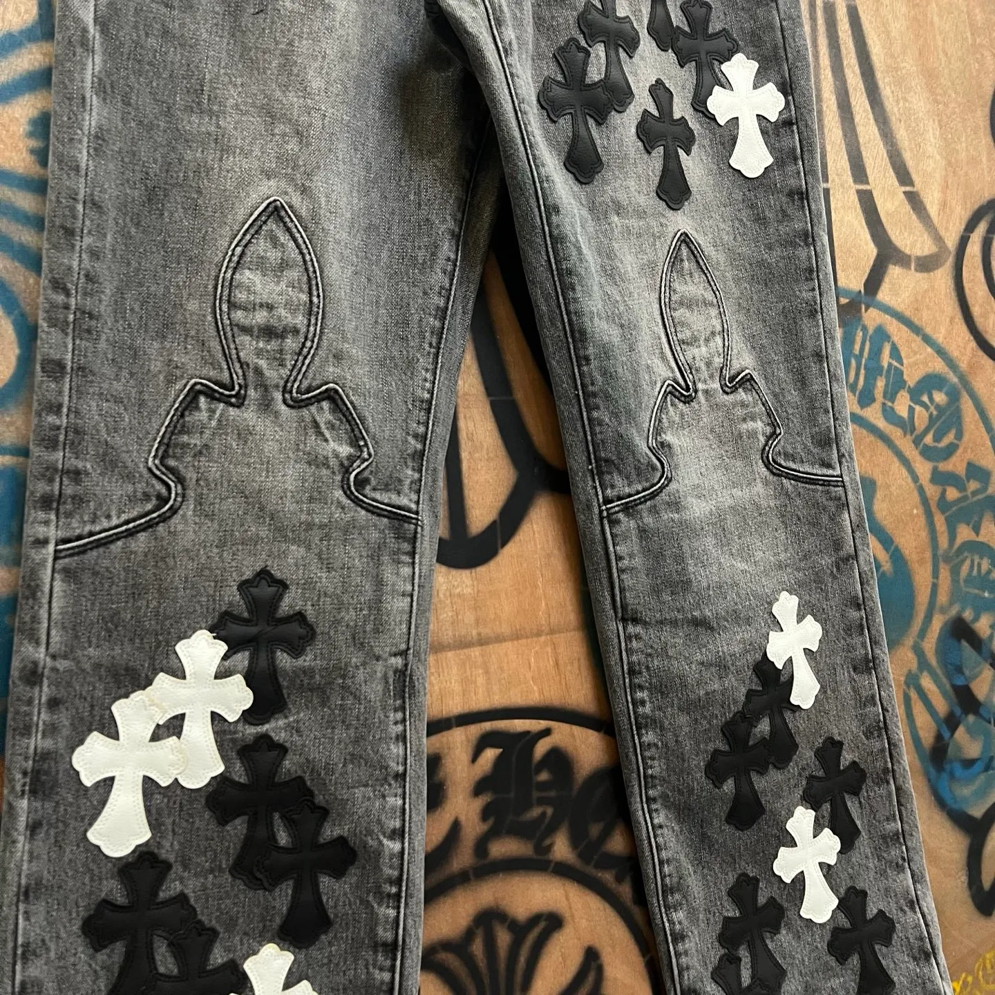 P720 Chrome Hearts Limited Series New City Limited Jeans Chrome Hearts City Limited Jeans vintage levis American made 501 505 517 base version remake Levis American made 501 base version Imported sheepskin 925 silver remake Customers provide waist and trousers length or height and weight The studio will select the most suitable base version for you to remake There are many people doing remakes in the market Don’t belittle or comment The difference is visible to the naked eye See more and compare for yourself #CHROME HEARTS Unisex style